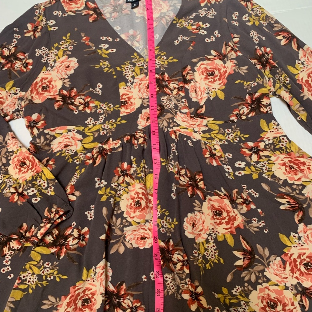 Torrid Grayish/ Brown, Floral V-Neck Babydoll Blouse. Size 0. Long Sleeve - Picture 9 of 12